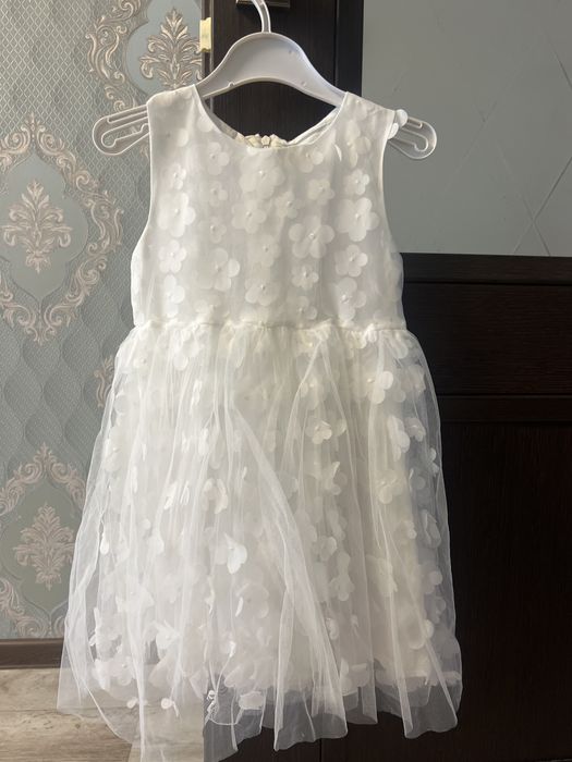 Продам платье на девочку размет 104/110 одевалась один раз !