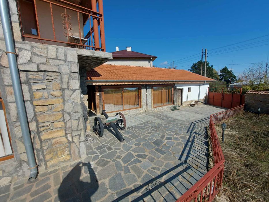 Двуетажна къща, с. Момино