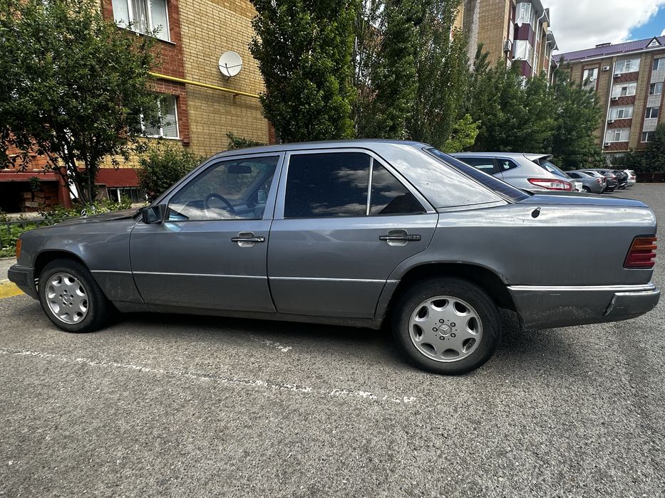 Срочно продам W124 E200
