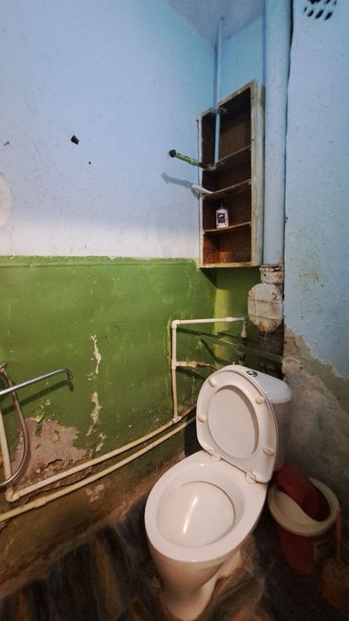 Чирчик шахри 
Окковок раддом ёнида  
1-хона 4-этаж 
Квартира Ижараг