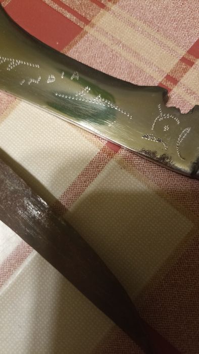 Vând 3 cuțite cu tot cu toc