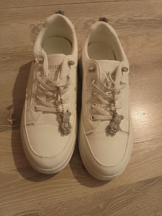 Продаю женские кросовки.