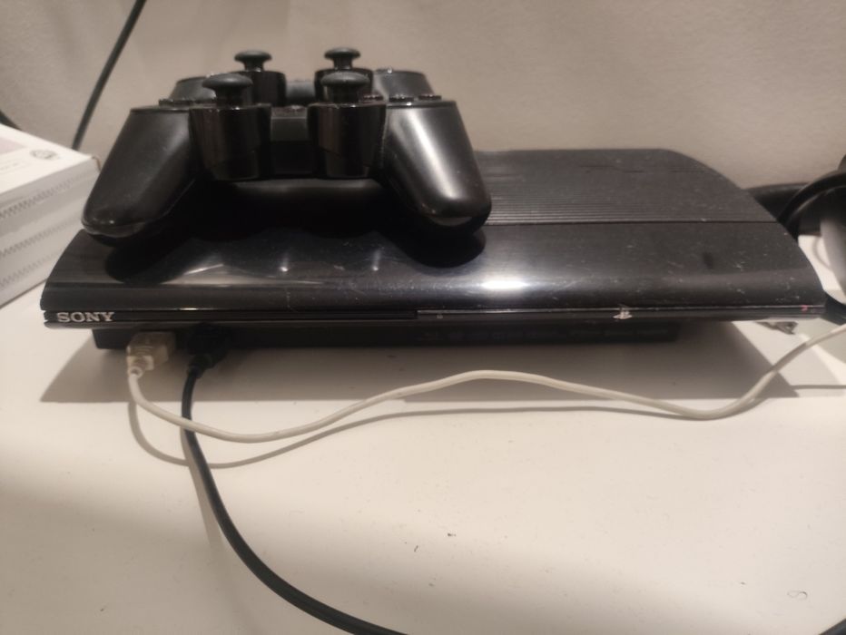 Sony PlayStation 3 и два джойстика