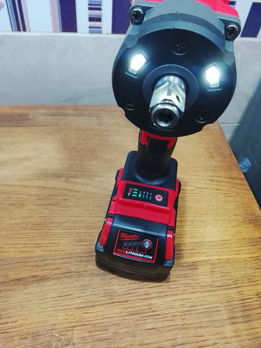 Impact pentru înșurubat Milwaukee cu o baterie de 6a Nou