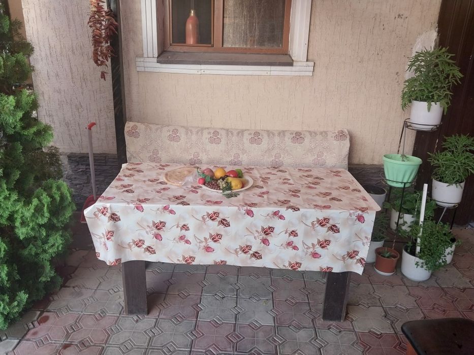 Куханый  стол стульями