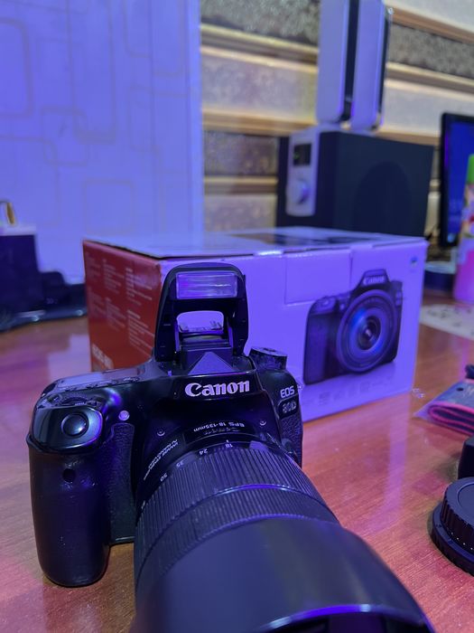 Canon 80 D sotiladi Bir qo'l ishlatilgan holati a'lo