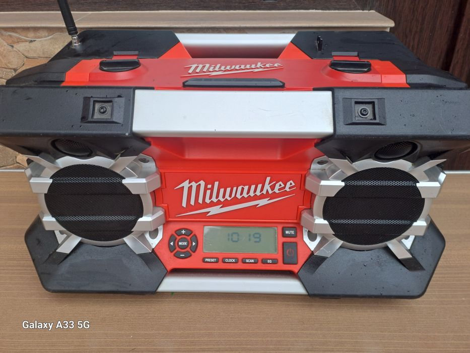 Vând radio pe baterie