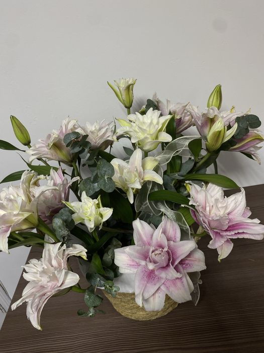 Продам цветы лилии в корзине