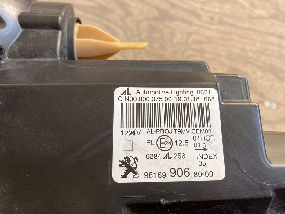 Ляв фар за Peugeot 308. 2017-20.