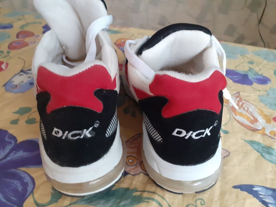 Нови спортни обувки