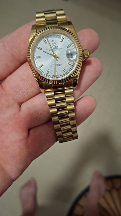 Vand ceas rolex  mecanic placat cu aur pret 700.de lei