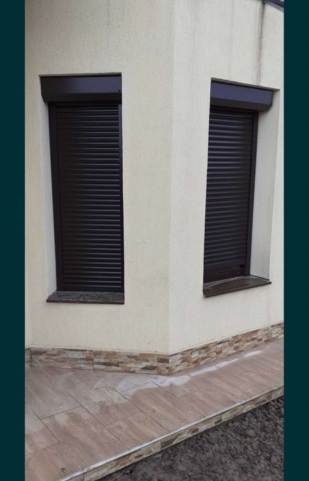 Rulouri exterioare din aluminiu și plase anti insecte (țânțari).