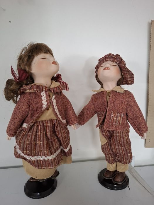 Красиви Порцеланови Кукли със стойки и кутии 40см