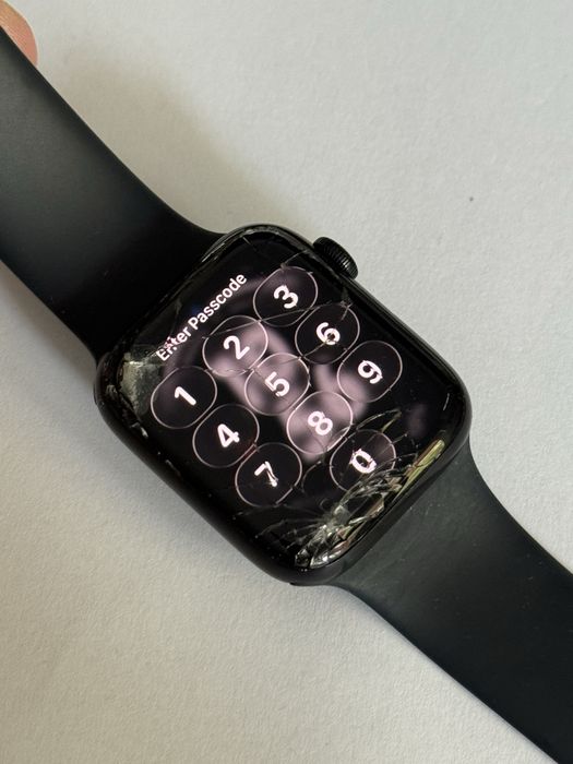 Apple Watch SE 2 (2022) 44mm GPS + Cellular. Ecranul este spart