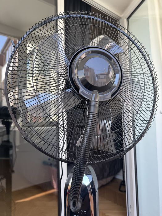 Ventilator putere mare cu umidificator, multe functii de setare ,se vad in poza,este aproape nou, folosit de cateva ori!