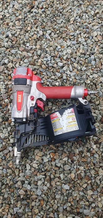 Pistol pneumatic cuie lemn Max HN65