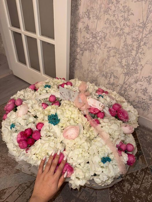 Расскошные цветы в корзине