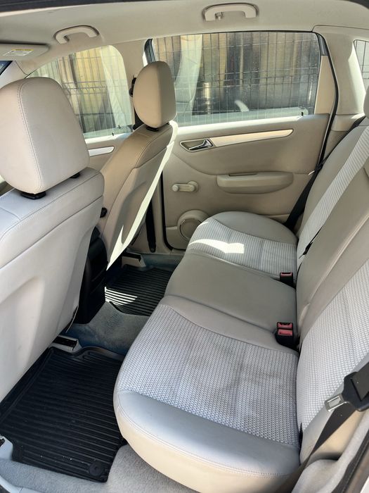 Mercedes-Benz  B180
