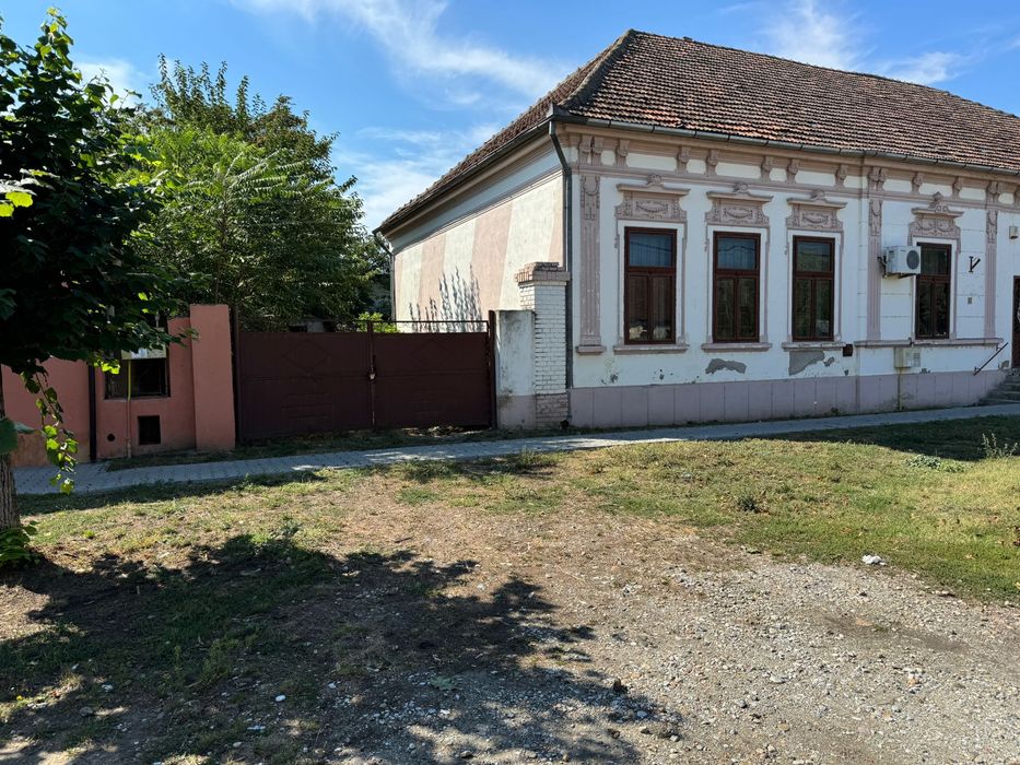 Casa 432 mp de vanzare in Banloc + garaj 50 mp, teren 927 mp