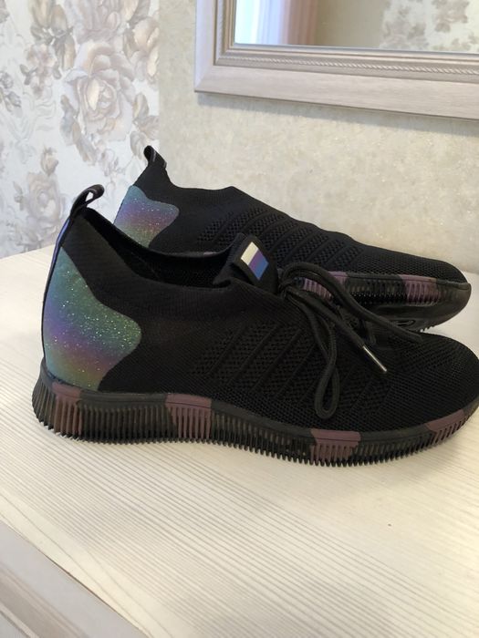 Кросовки на мальчика , девочку и женские