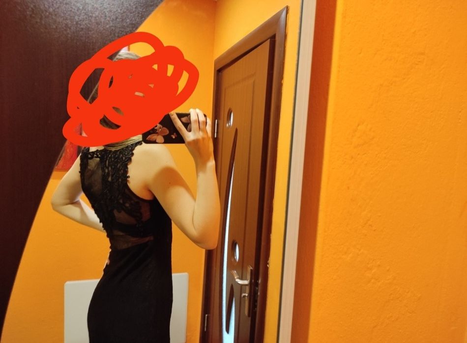 Абитуриентска дълга черна рокля потялото