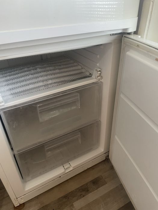 продавам работещ хладилник zanussi