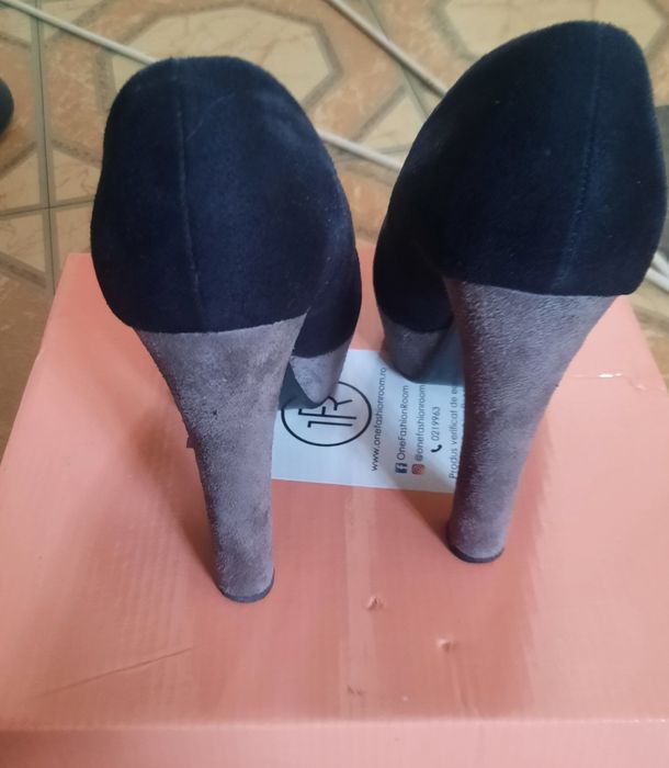 Pantofi cu toc ..