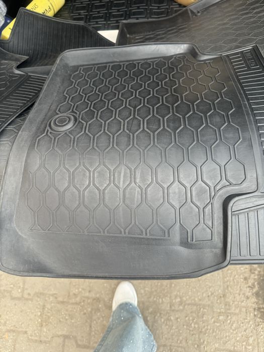 Продам коврики в машину