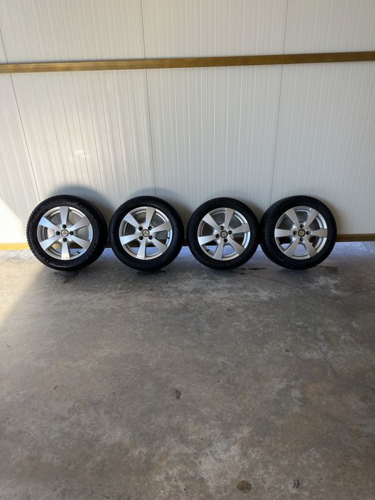 Комплект зимни гуми с джанти от Citroen: 2х Michelin  Alpin 5 215 55 r16 ; 2x Dunlop sp winter sport 4d 205 55 r16