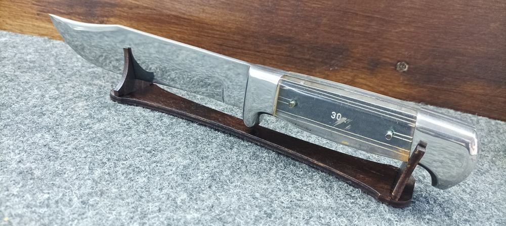 Статив (поставка) за ловни ножове, а вече и за саби/мечове