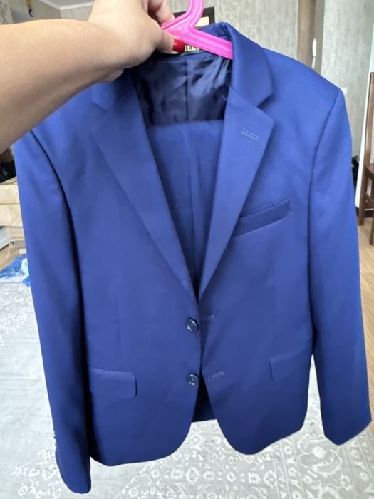 Продам 3 школьных костюма