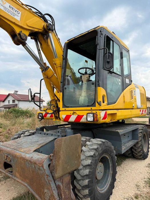 Excavator Komatsu PW 160 pe roti 16 Tone cale si lama + 3 cupe si AC