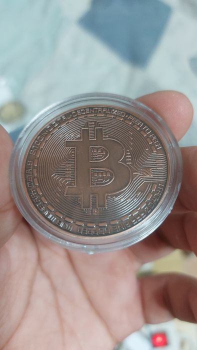 Монета Биткойн в футляре