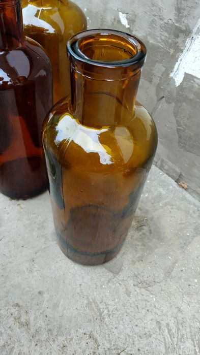 Sticle maro- albe vechi  si vaze de colectie