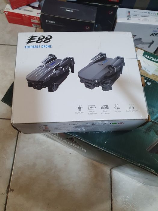 Дрон E88 PRO, 4K, сгъваеми ръце, 2 камери