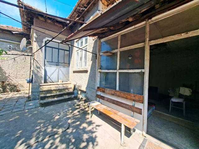 Къща с двор 680 кв.м., кв. Малчо Малчев