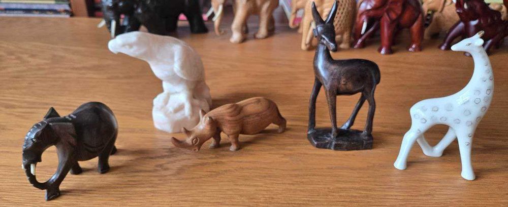 Коллекция деревянных слонов