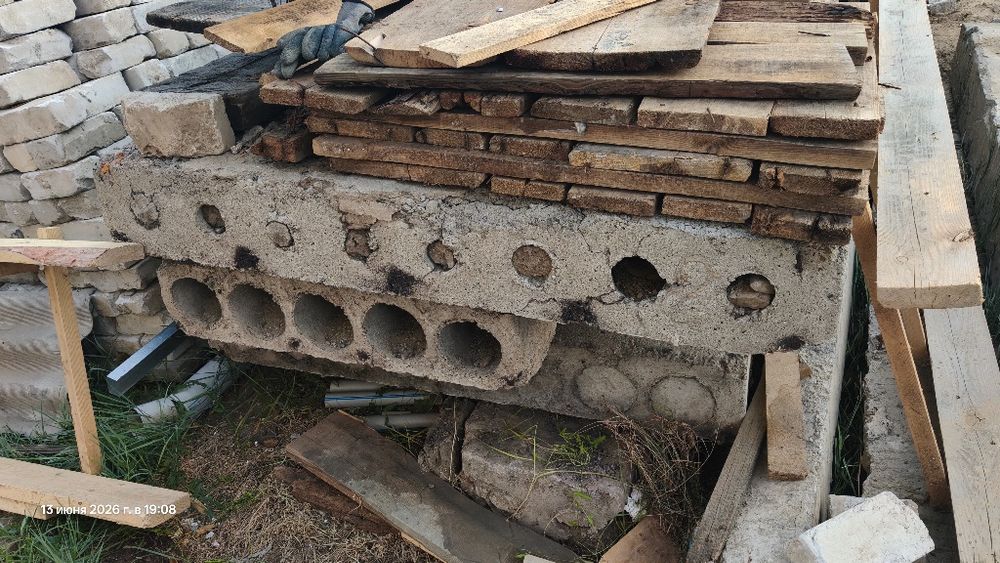 Продам кирпичи и плиты перекрытия.