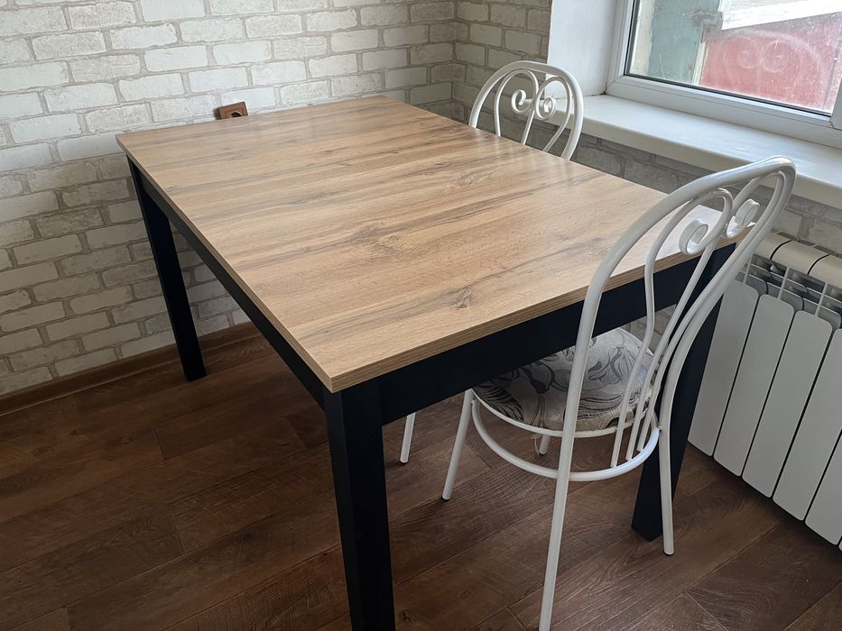 Продам стол без стульев