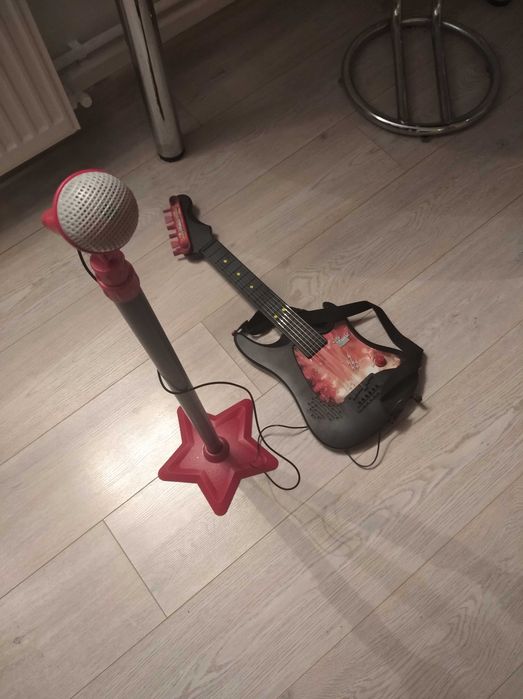 vand chitara cu microfon si suport reglabil pentru copii