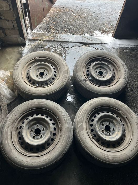 Продам летние шины 205/60 r16 в отличном состоянии + подарок колпаки