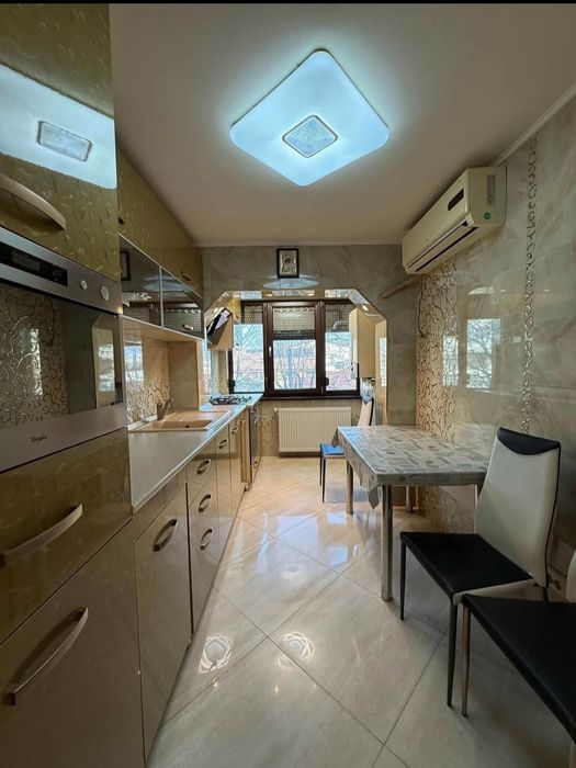Apartament 3 camere dec, conf 1, etaj 2, str Rosiori PiataMare