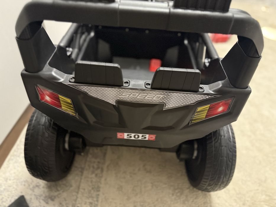 Продам машинка электроавтомобиль черный