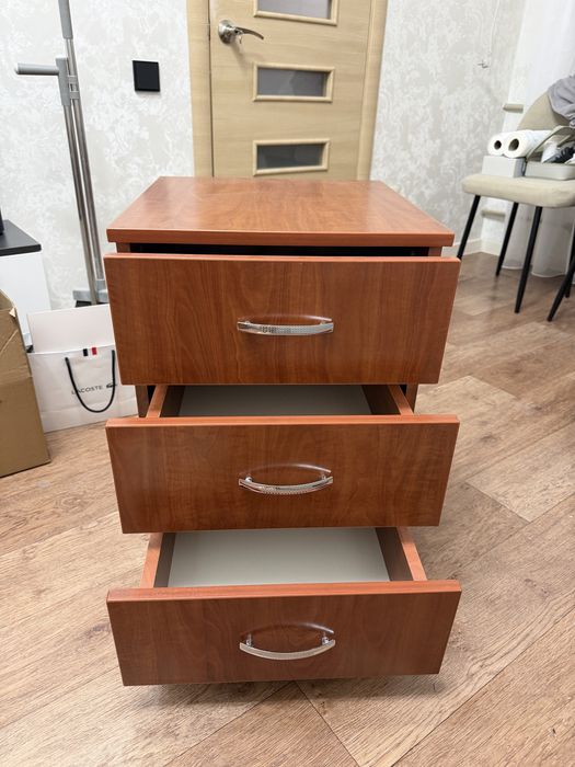 Продаю стол с тумбой