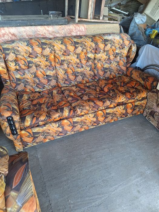 Диван с две табуретки и два фотьойла (Винтич)