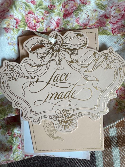 Продам платье  популярного бренда Lacemade