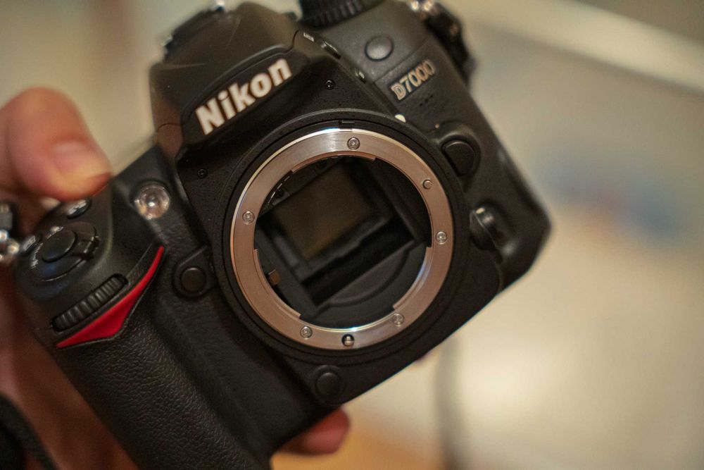 Nikon D7000 на 26к кадри, 35mm 1.8G, 18-105, грип, спусък, батерии, чанта
