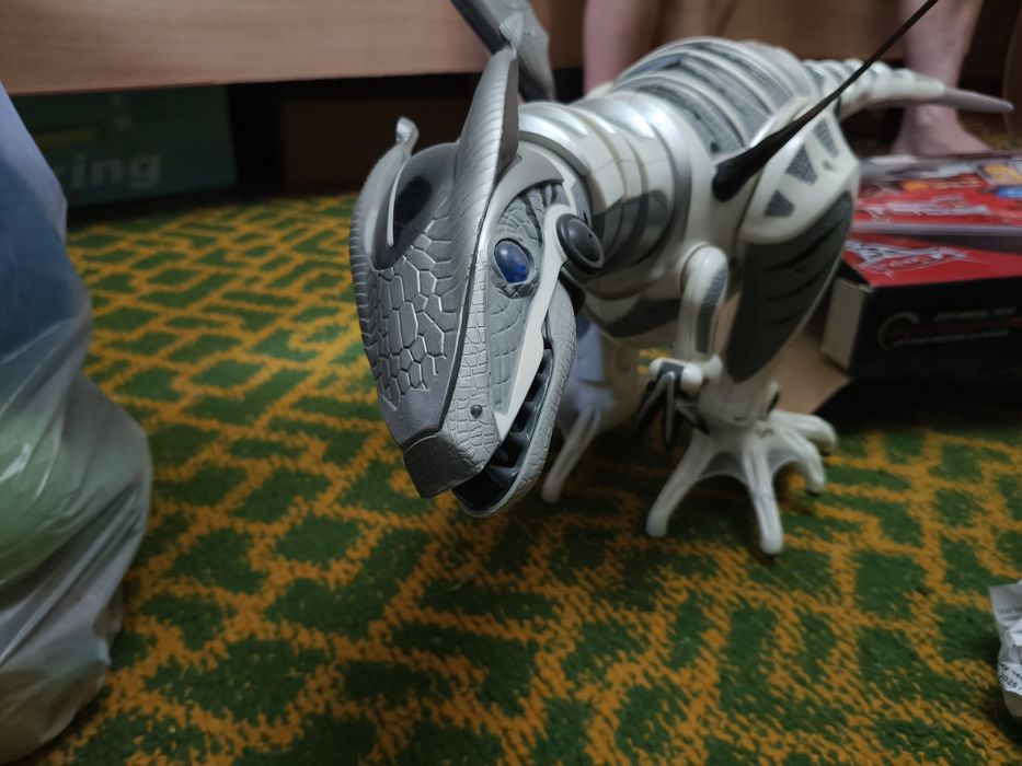 робот динозавр на радио управление