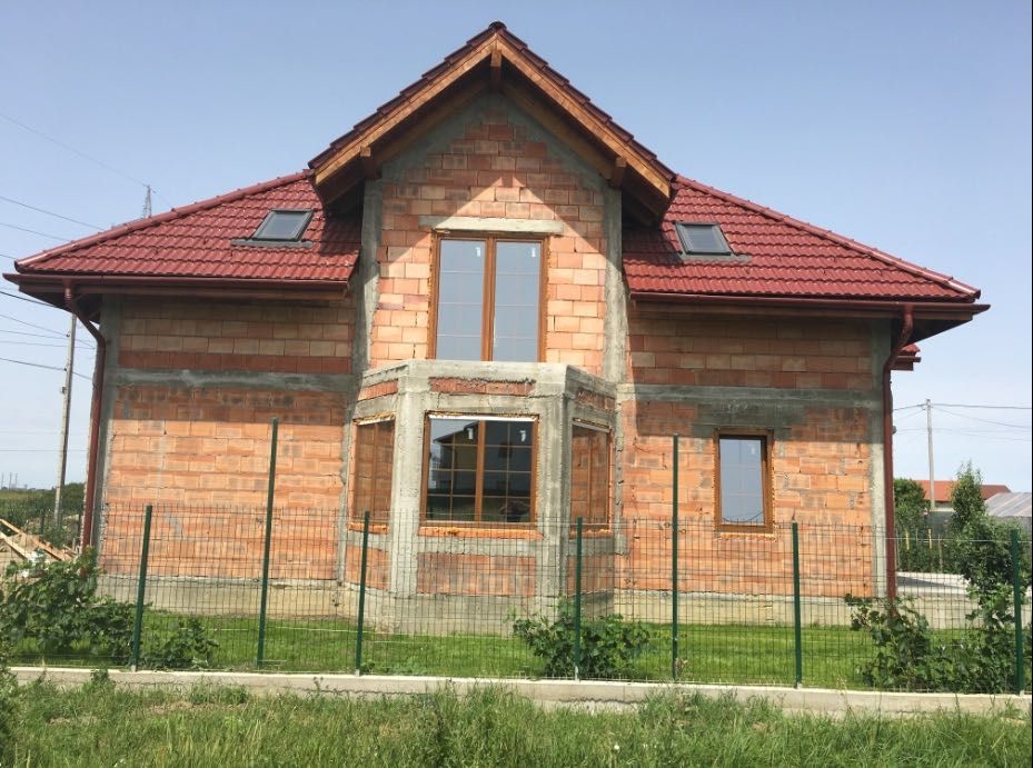 Construim structuri case (case la rosu) din materiale bune si cu grija