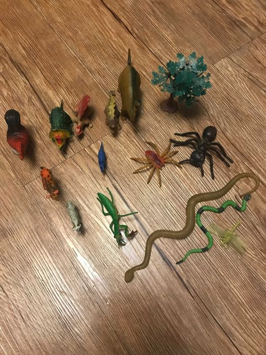 Игрушки насекомые, динозавры и животные.